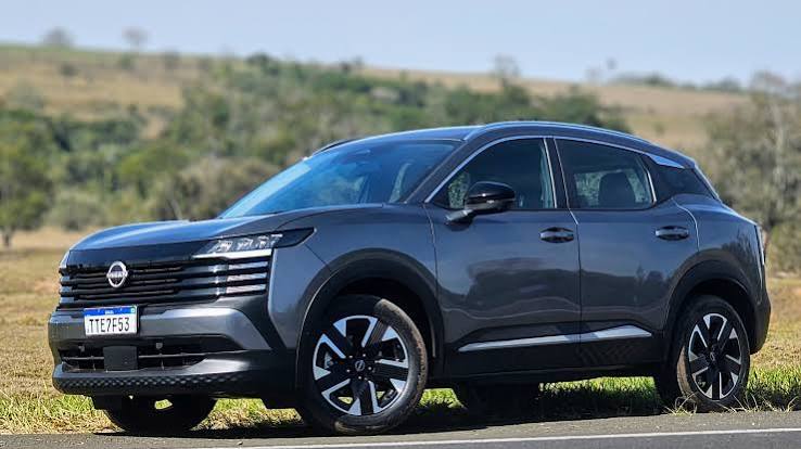 SUV Nissan Kicks cinza em estrada com paisagem natural ao fundo